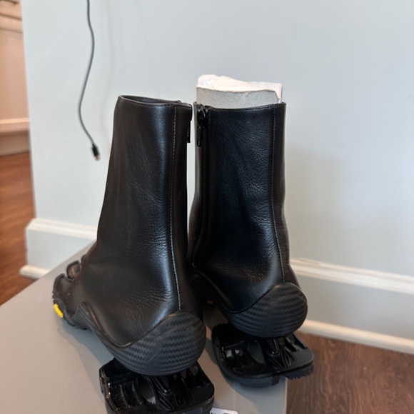 Balenciaga X Vibram Spring 22 Clones Calfskin Heeled Boots - Picture 5 of 5